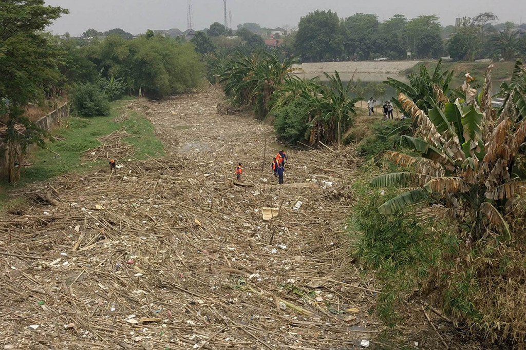 Petugas gabungan membersihkan sekitar 1.200 ton sampah yang menyumbat hilir Sungai Cikeas, Kecamatan Jatiasih, Kota Bekasi.