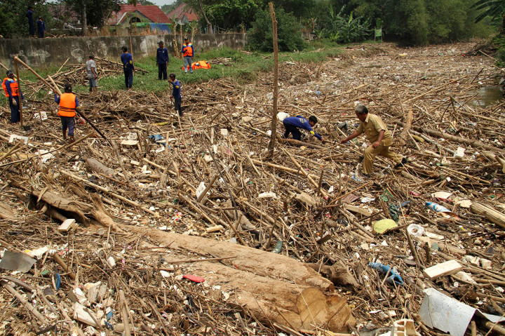 Puluhan petugas gabungan dari berbagai instansi melakukan pembersihan secara manual. Petugas tampak memungut satu persatu sampah bambu untuk dinaikkan ke bantaran Sungai Cikeas.

