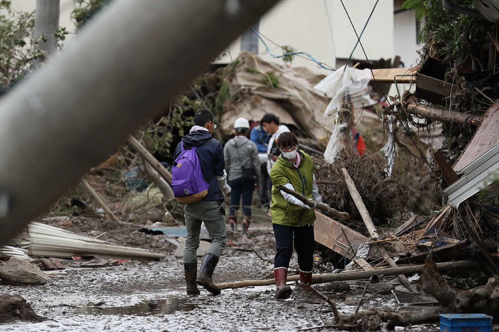 Topan dahsyat tersebut menerjang sejumlah rumah dan beberapa bangunan hingga luluh lantah. AFP Photo/Jiji Press
