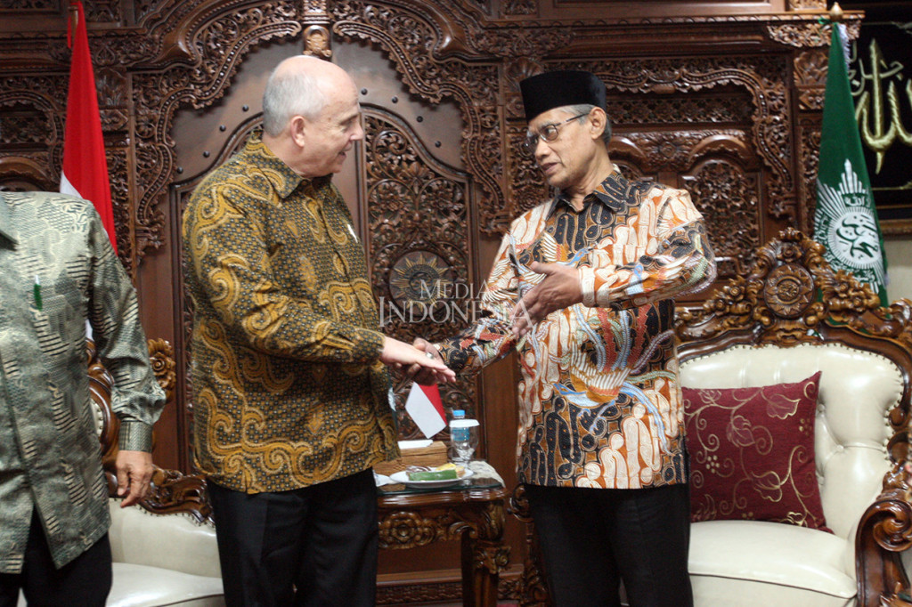 Duta Besar Amerika Serikat untuk Indonesia Joseph R Donovan Jr (kiri) berbincang dengan Ketua Umum PP Muhammadiyah Haedar Nashir saat berkunjung ke kantor PP Muhammadiyah di Jakarta.