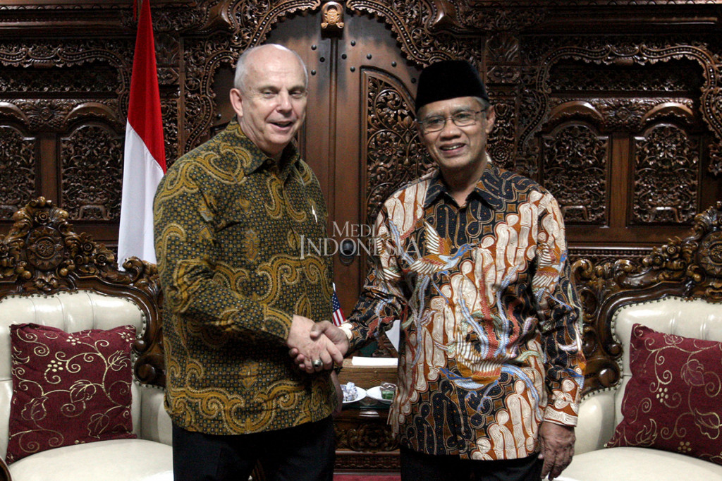 Duta Besar Amerika Serikat untuk Indonesia Joseph R Donovan Jr (kiri) bersalaman dengan Ketua Umum PP Muhammadiyah Haedar Nashir saat berkunjung ke kantor PP Muhammadiyah di Jakarta.