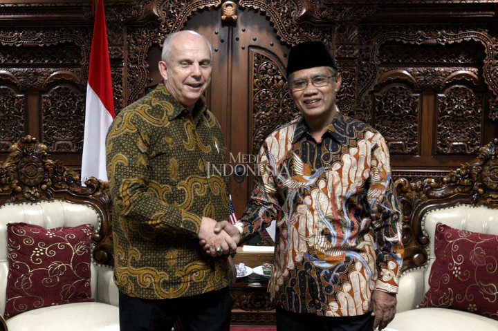 Duta Besar Amerika Serikat untuk Indonesia Joseph R Donovan Jr (kiri) bersalaman dengan Ketua Umum PP Muhammadiyah Haedar Nashir saat berkunjung ke kantor PP Muhammadiyah di Jakarta.