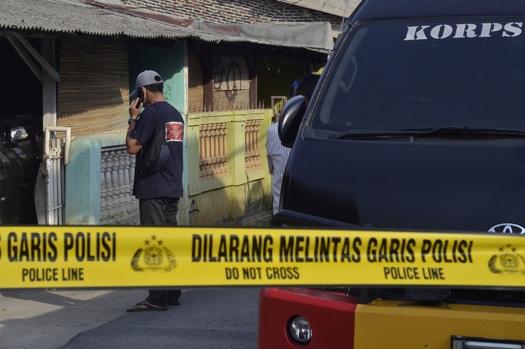 Personel Tim Densus 88 Polri berjaga saat penggeledahan rumah milik orang tua salah satu terduga teroris di Bandar Lampung, Lampung.