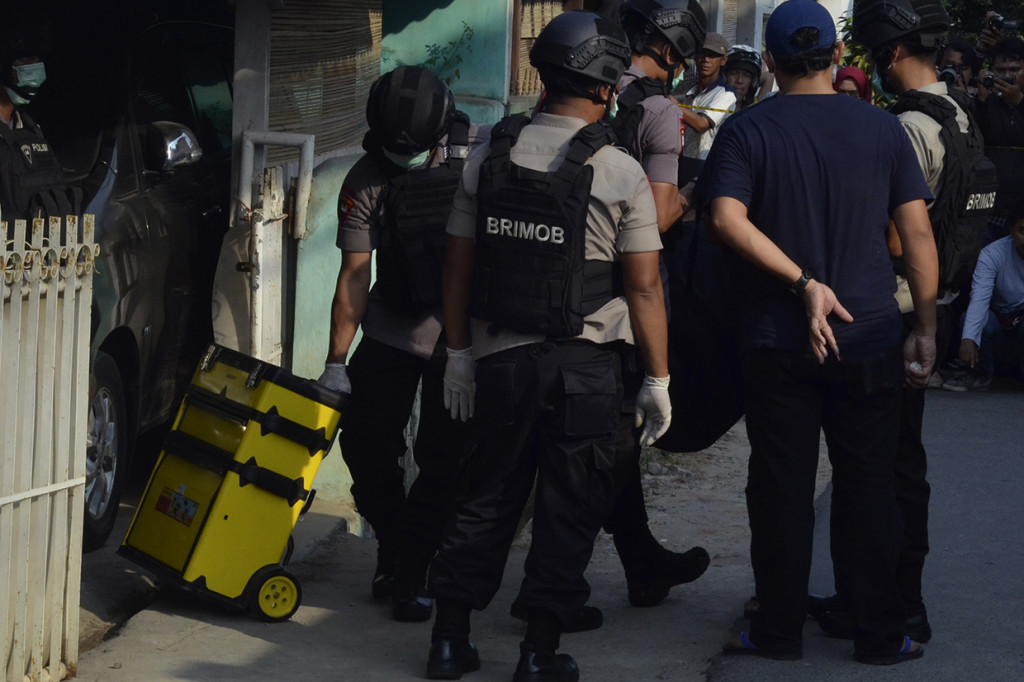 Tim Densus 88 Polri bersama Polda Lampung mengamankan sejumlah barang bukti dari rumah tersebut terkait penangkapan terduga teroris kelompok JAD Bekasi.