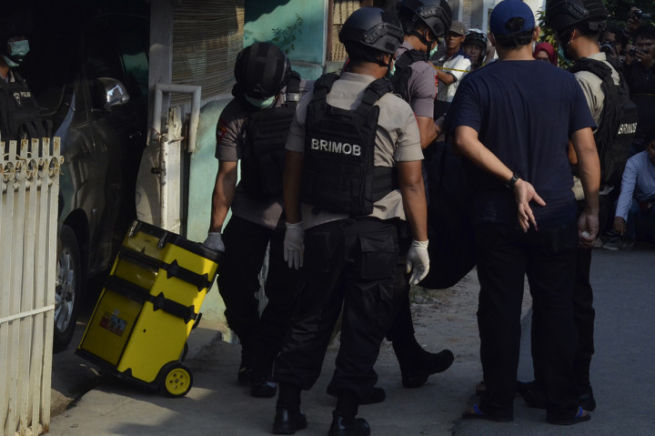 Tim Densus 88 Polri bersama Polda Lampung mengamankan sejumlah barang bukti dari rumah tersebut terkait penangkapan terduga teroris kelompok JAD Bekasi.