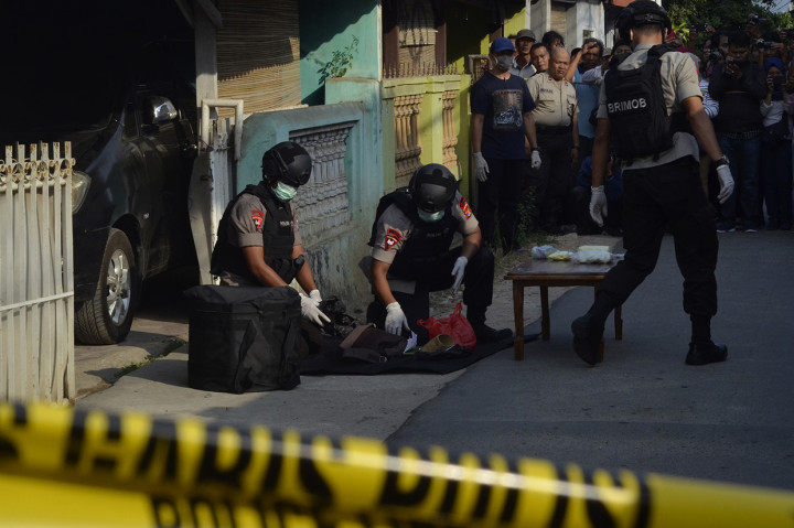 Personel Brimob Polda Lampung mengumpulkan sejumlah barang bukti usai penggeledahan rumah milik orang tua terduga teroris di Bandar Lampung, Lampung.