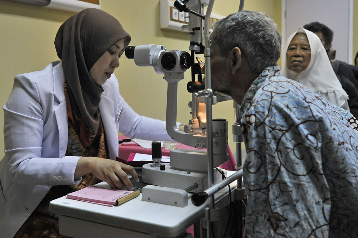 Petugas kesehatan memeriksa kondisi mata pasien saat acara Bakti Sosial Polri di RS Bhayangkara Serang, Banten.