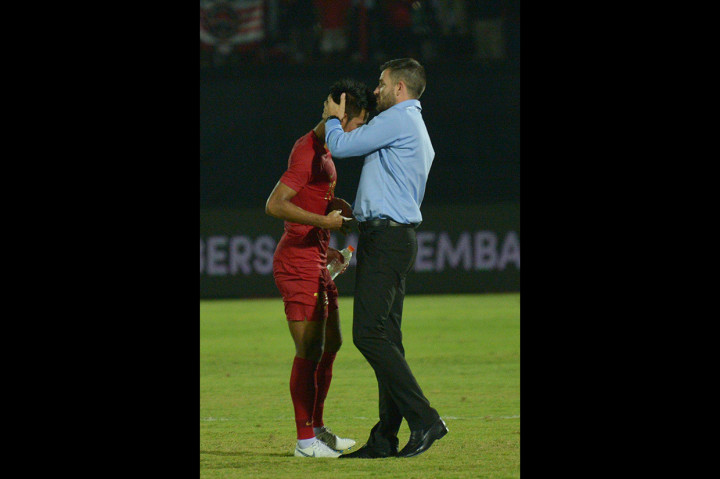 Pelatih sepak bola Timnas Indonesia Simon McMenemy (kanan) memeluk pesepak bola Bayu Pradana setelah dikalahkan Timnas Vietnam dalam pertandingan Grup G Kualifikasi Piala Dunia 2022 zona Asia di Stadion I Wayan Dipta, Gianyar, Bali.