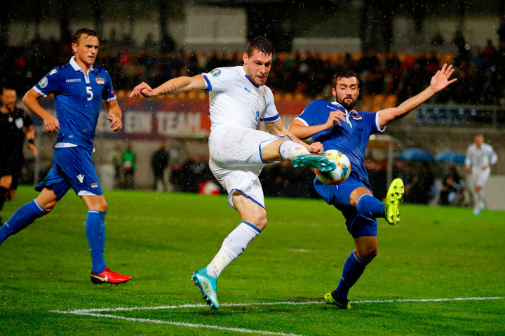Bertindak sebagai tim tamu, Italia menguasai jalannya laga sejak wasit meniup peluit sebagai tanda dimulainya pertandingan.