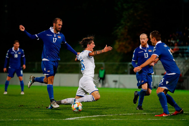Meski Italia terus mengurung pertahanan tuan rumah, tidak ada tambahan gol lagi hingga babak pertama usai.