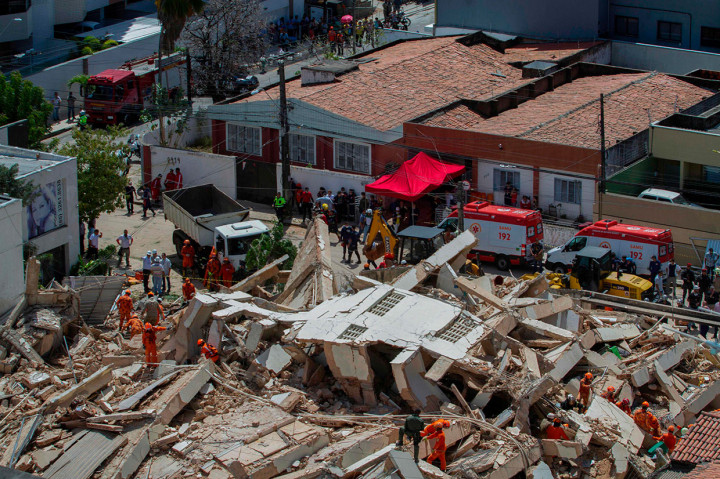 Petugas penyelamat mencari sekitar 10 orang yang belum ditemukan pascaambruknya bangunan perumahan tujuh lantai di Fortaleza, timur laut Ibu Kota Negara Bagian Ceara, Selasa, 15 Oktober 2019 waktu setempat.