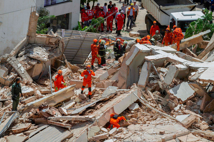Tidak segera jelas apa yang menyebabkan bangunan itu runtuh. Kejadian berlangsung sekitar pukul 10.30 pagi waktu setempat (1330 GMT), ketika sebagian besar orang sedang bekerja.