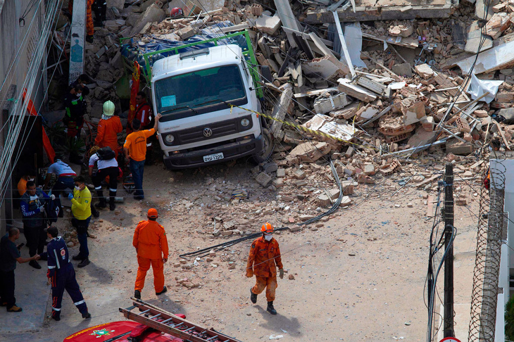 Kendaraan yang diparkir di jalanan sekitar tempat kejadian tertimpa reruntuhan bangunan.