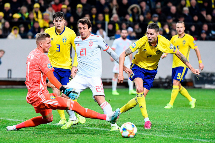 Spanyol berusaha tampil agresif di awal babak pertama. Mereka beberapa kali mengancam gawang tim tuan rumah lewat peluang-peluang Thiago Alcantara dan Rodrigo. Tetapi, upaya-upaya mereka belum membuahkan hasil.