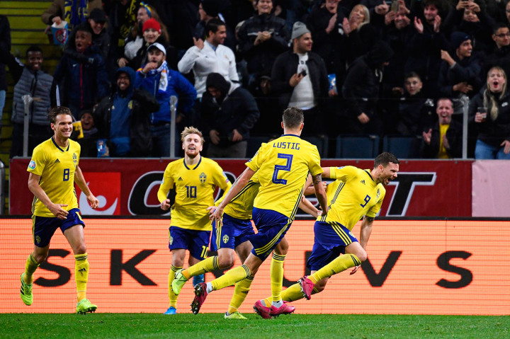 Marcus Berg melakukan selebrasi bersama rekan-rekan setimnya.