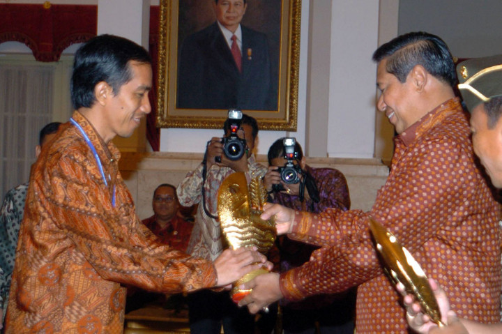 Jokowi saat menjabat sebagai Walikota Solo menerima penghargaan bidang Cipta Karya dari Presiden Susilo Bambang Yudhoyono dalam rangka Hari Pekerjaan Umum di Istana Negara, Jakarta, 28 Desember 2006 silam. Antara Foto/Ali Anwar