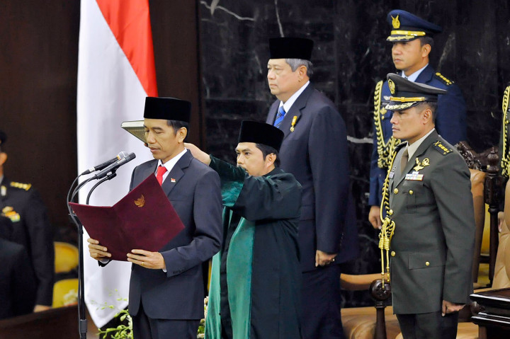 Presiden Jokowi mengucapkan sumpah jabatan dalam Rapat Paripurna MPR dengan agenda tunggal Pelantikan Presiden di Gedung Nusantara I, Kompleks Parlemen Senayan, Jakarta, 20 Oktober 2014. Jokowi-Jusuf Kalla resmi menjabat sebagai Presiden dan Wapres RI masa bakti 2014 - 2019 usai mengucapkan sumpah jabatan dan pelantikan di hadapan anggota MPR RI menggantikan Presiden Susilo Bambang Yudhoyono dan Wapres Boediono. Antara Foto/Yudhi Mahatma