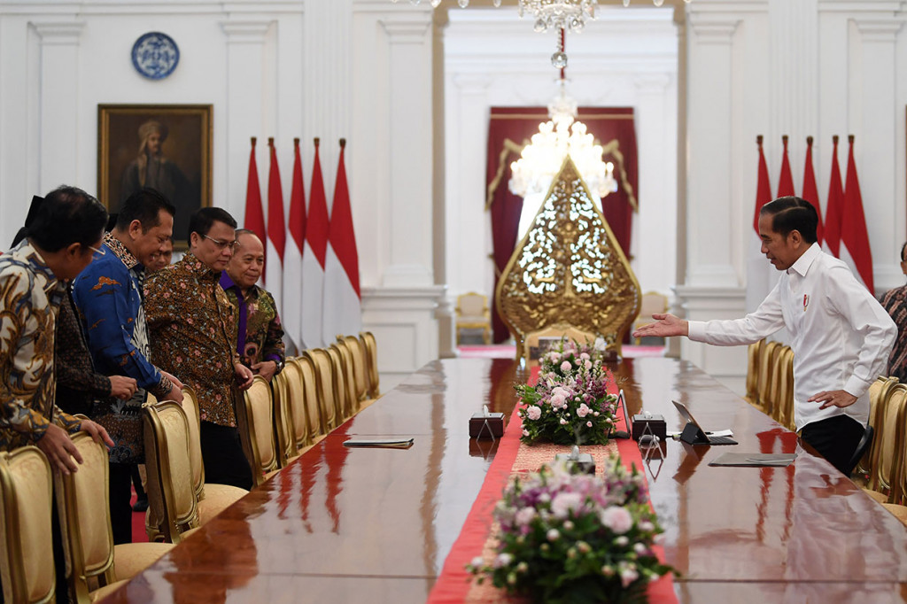Presiden Jokowi menyampaikan hal tersebut seusai bertemu dengan 10 orang pimpinan MPR di Istana Merdeka terkait persiapan pelantikan presiden-wakil presiden terpilih 2019-2024 pada 20 Oktober 2019. 