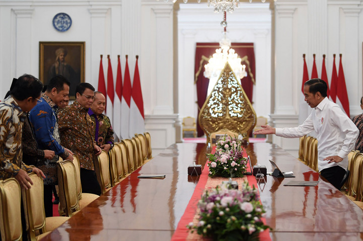 Presiden Jokowi menyampaikan hal tersebut seusai bertemu dengan 10 orang pimpinan MPR di Istana Merdeka terkait persiapan pelantikan presiden-wakil presiden terpilih 2019-2024 pada 20 Oktober 2019. 