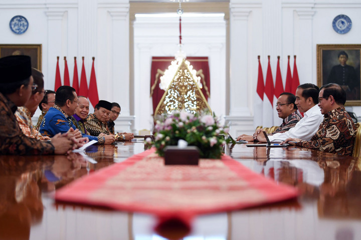 Ke-10 pimpinan MPR tersebut adalah Ketua MPR Bambang Soesatyo (Fraksi Partai Golkar) serta para Wakil Ketua MPR yaitu Ahmad Basarah (Fraksi PDI Perjuangan), Ahmad Muzani (Fraksi Partai Gerindra), Lestari Moerdijat (Fraksi Partai NasDem), Jazilul Fawaid (Fraksi PKB), Syarif Hasan (Fraksi Partai Demokrat), Hidayat Nur Wahid (Fraksi PKS), Zulkifli Hasan (Fraksi PAN), Arsul Sani (Fraksi PPP), Fadel Muhammad (DPD). Sedangkan Presiden Jokowi didampingi Menteri Sekretaris Negara Pratikno dan Sekretaris Kabinet Pramono Anung.