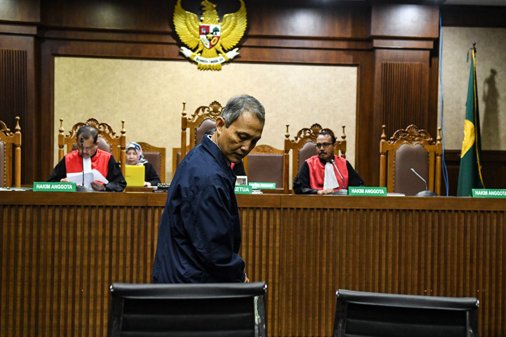 Terdakwa kasus dugaan suap proyek pengadaan di lingkungan PT Krakatau Steel Wisnu Kuncoro dituntut 2 tahun penjara ditambah denda Rp100 juta subsider 3 bulan kurungan karena dinilai terbukti menerima Rp101,76 juta dan USD 4 ribu (sekitar Rp55,5 juta) dari dua pengusaha.