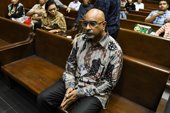 Tuntutan itu berdasarkan dakwaan kedua dari pasal 11 UU No. 31 tahun 1999 sebagaimana diubah UU No. 20 tahun 2001 tentang Pemberantasan Tindak Pidana Korupsi jo pasal 55 ayat 1 ke-1 jo Pasal 64 ayat (1) KUHP. 