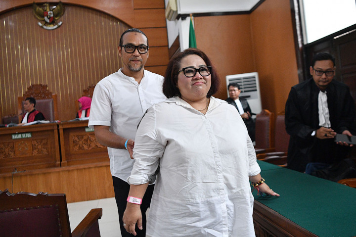 Nunung tampak sedih saat hakim memutuskan bahwa sidang ditunda, suaminya July Jan Sambiran (JJ) menepuk-nepuk pundak istrinya agar dapat lebih tenang. 