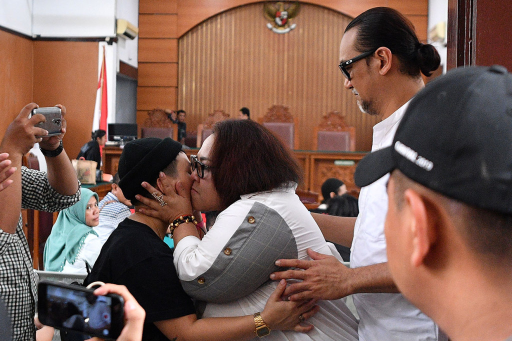 Mendekati pintu keluar ruang sidang, Nunung menyempatkan diri berpelukan dengan anak-anaknya Cahyo Anggoro Putra dan Ratih Sari yang hadir ke persidangan keempatnya itu. 