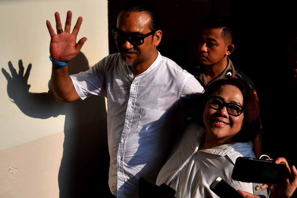 Pada sidang minggu lalu Jaksa Penutut Umum menghadirkan saksi dari kepolisian dan penjual barang haram yang menjual sabu kepada Nunung dan JJ. Hadi yang merupakan saksi kunci dari JPU mengatakan dirinya telah menjual sabu sebanyak lima kali kepada pasangan suami istri itu. Nunung dan Jul Jan Sambiran dijerat tiga pasal alternatif dalam pembacaan dakwaan yaitu pasal 112,114, dan 117 UU no 35 tahun 2009 tentang Narkotika.