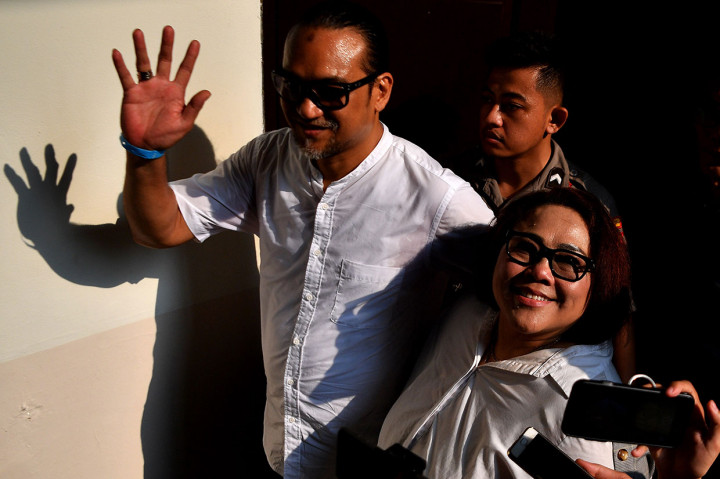 Pada sidang minggu lalu Jaksa Penutut Umum menghadirkan saksi dari kepolisian dan penjual barang haram yang menjual sabu kepada Nunung dan JJ. Hadi yang merupakan saksi kunci dari JPU mengatakan dirinya telah menjual sabu sebanyak lima kali kepada pasangan suami istri itu. Nunung dan Jul Jan Sambiran dijerat tiga pasal alternatif dalam pembacaan dakwaan yaitu pasal 112,114, dan 117 UU no 35 tahun 2009 tentang Narkotika.