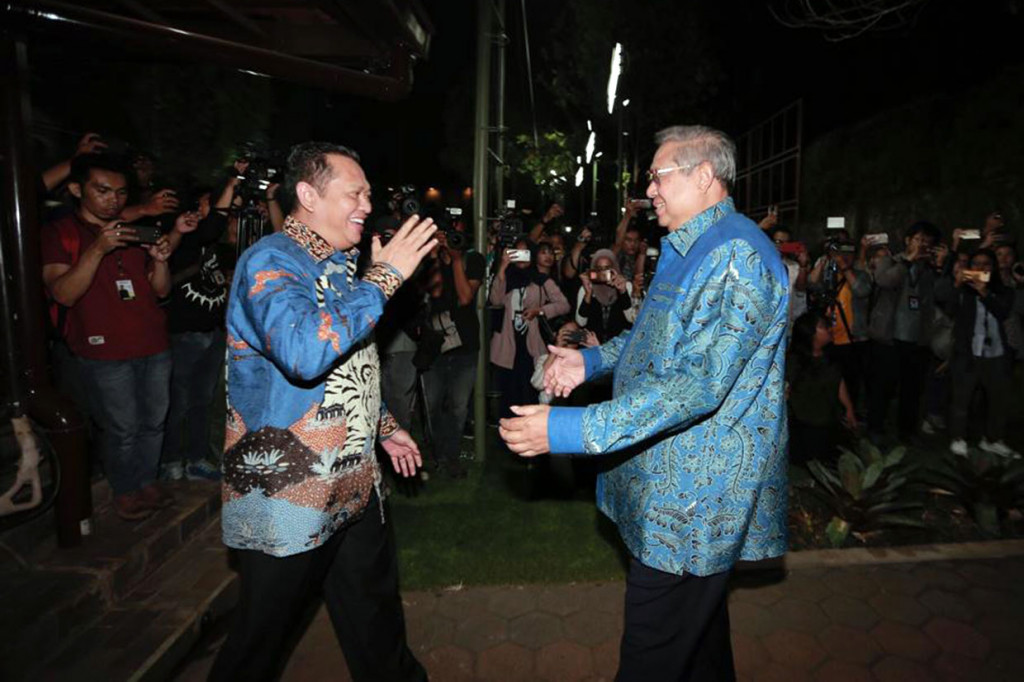 Rombongan pimpinan MPR tiba di kediaman SBY sekitar pukul 19.30 WIB. SBY menyambut langsung kedatangan mereka di pendopo Puri Cikeas, Bogor, Jabar.