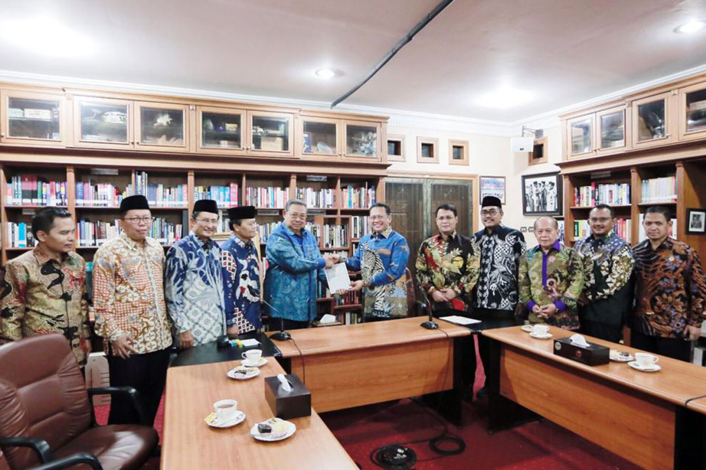 Pimpinan MPR menyampaikan undangan kepada SBY untuk menghadiri pelantikan presiden dan wakil presiden terpilih di Gedung Parlemen, Senayan, Jakarta, pada Minggu, 20 Oktober 2019.