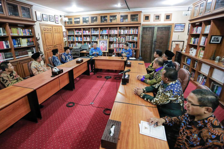 SBY berbincang-bincang santai dengan para pimpinan MPR.