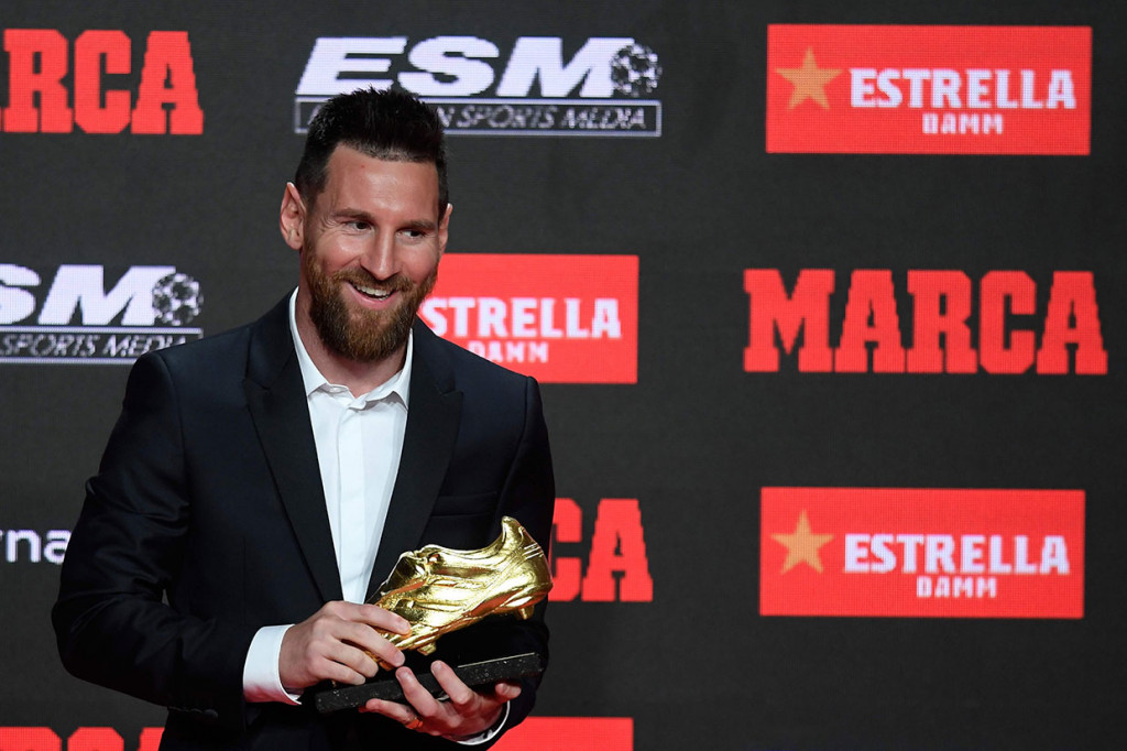 Bintang Barcelona Lionel Messi berpose dengan Sepatu Emas yang baru saja dia raih dalam upacara penghargaan di Antigua Fabrica Estrella Damm, Barcelona, Rabu, 16 Oktober 2019 waktu setempat. 