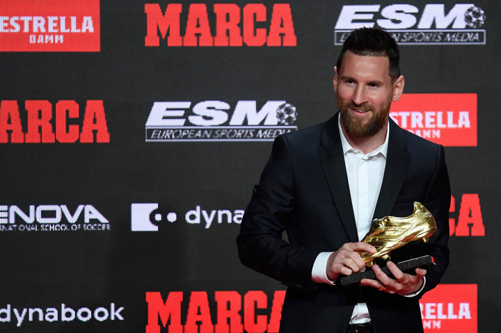 Kapten Barcelona tersebut mencetak 36 gol di Liga Spanyol yang menjadikannya sebagai pencetak gol terbanyak di divisi teratas liga-liga Eropa musim 2018-2019. Messi menjadi pemain pertama yang memenangkan Sepatu Emas selama tiga tahun berturut-turut setelah mengalahkan Kylian Mbappe dari Paris Saint-Germain dengan tiga gol lebih banyak.    