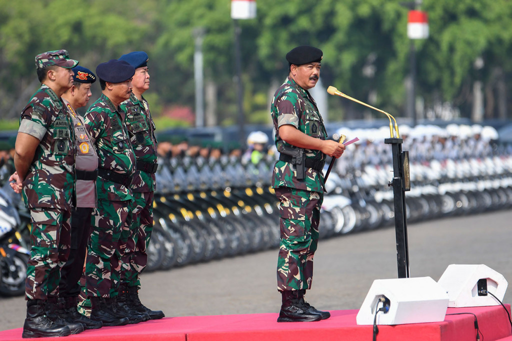 Panglima TNI Marsekal Hadi Tjahjanto didampingi Kapolri Jenderal Tito Karnavian, KSAD Jenderal  Andika Perkasa (kiri), KSAL Laksamana Siwi Sukma Adji (tengah), dan Wakil KSAU Marsdya TNI Fahru Zaini Isnanto memberikan pengarahan saat Apel Gelar Pasukan Pengamanan Pelantikan Presiden Dan Wakil Presiden periode 2019-2024 di Lapangan Silang Monas, Jakarta, Kamis, 17 Oktober 2019.