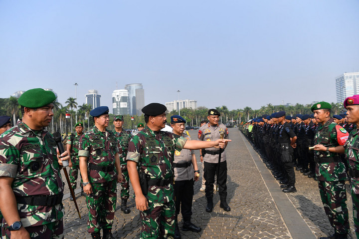 Kapolri Jenderal Tito Karnavian meninjau personel gabungan saat Apel Gelar Pasukan Pengamanan Pelantikan Presiden Dan Wakil Presiden periode 2019-2024 di Lapangan Silang Monas, Jakarta.