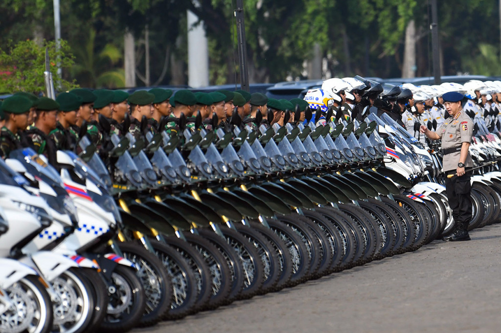 Kapolri Jenderal Tito Karnavian meninjau personel gabungan saat Apel Gelar Pasukan Pengamanan Pelantikan Presiden Dan Wakil Presiden periode 2019-2024 di Lapangan Silang Monas, Jakarta.