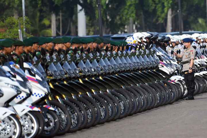 Kapolri Jenderal Tito Karnavian meninjau personel gabungan saat Apel Gelar Pasukan Pengamanan Pelantikan Presiden Dan Wakil Presiden periode 2019-2024 di Lapangan Silang Monas, Jakarta.