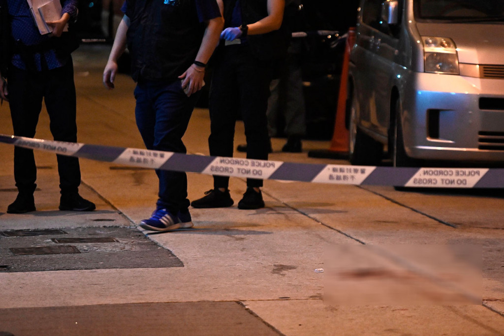 Pemimpin organisasi Civil Human Rights Front (CHRF) Jimmy Sham dilarikan ke rumah sakit dalam keadaan berlumuran darah Rabu malam setelah diserang oleh preman tak dikenal dengan palu. 