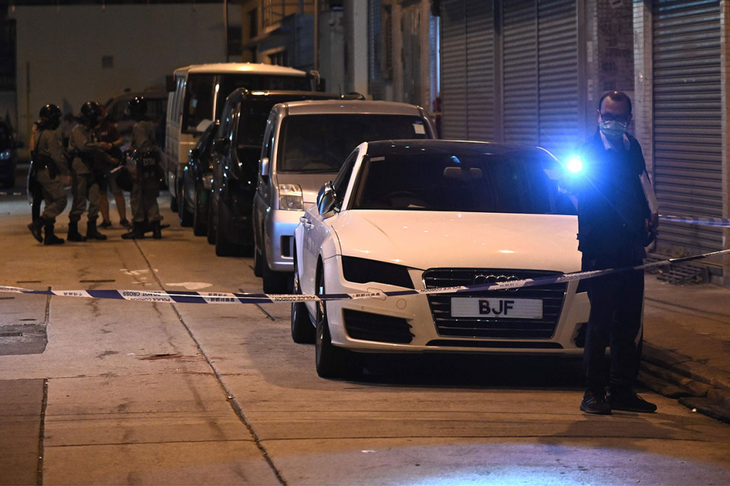 Foto yang diposting online menunjukkan Syam yang memakai kaus merah, tergeletak di jalan di atas genangan darah. 