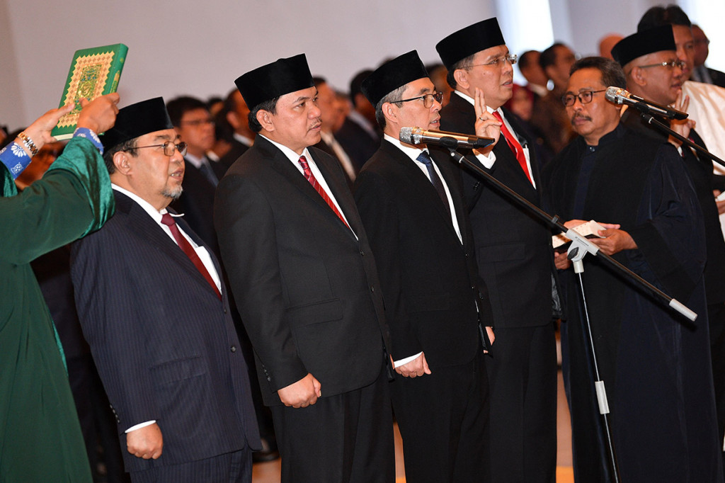 (kiri ke kanan) Lima anggota Badan Pemeriksa Keuangan (BPK) terpilih Harry Azhar Azis, Achsanul Qosasi, Hendra Susanto, Daniel Lumban Tobing dan Pius Lustrilanang (kanan) mengucapkan sumpah jabatan saat pelantikan di Mahkamah Agung, Jakarta.