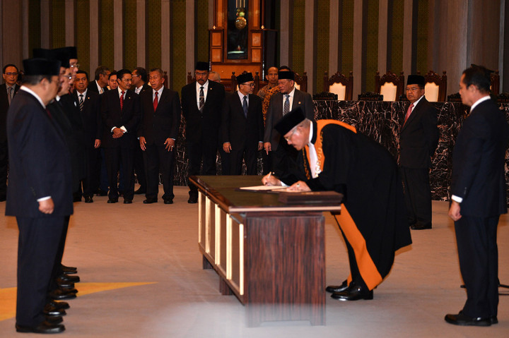 Wakil Presiden Jusuf Kalla (kedua kanan) menyaksikan Ketua Mahkamah Agung Hatta Ali (ketiga kanan) menandatangani berita acara Pengucapan Sumpah Jabatan Anggota BPK Periode 2019-2024 di Mahkamah Agung, Jakarta.

