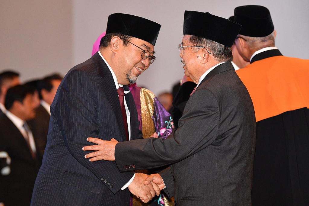 Wakil Presiden Jusuf Kalla (kanan) mengucapkan selamat kepada Anggota Badan Pemeriksa Keuangan (BPK) Harry Azhar Azis usai Pengucapan Sumpah Jabatan Anggota BPK Periode 2019-2024 di Mahkamah Agung, Jakarta.
