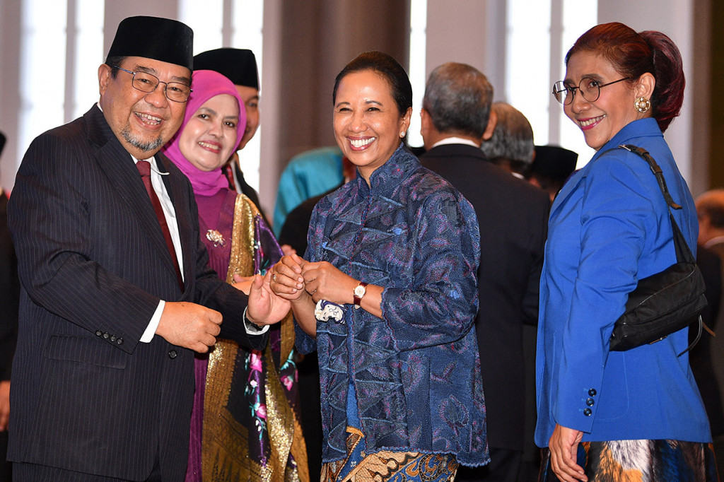 Menteri BUMN Rini Soemarno (kedua kanan) dan Menteri Kelautan dan Perikanan Susi Pudjiastuti (kanan) mengucapkan selamat kepada Anggota Badan Pemeriksa Keuangan (BPK) Harry Azhar Azis (kiri) yang didampingi istrinya Amanah Abdulkadir (kedua kiri) usai Pengucapan Sumpah Jabatan Anggota BPK Periode 2019-2024 di Mahkamah Agung, Jakarta.
