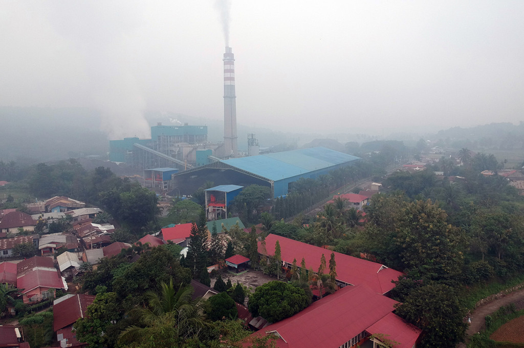 Foto udara cerobong di kawasan Pembangkit Listrik Tenaga Uap (PLTU) Ombilin di Desa Sijantang, Talawi, Sawahlunto, Sumatera Barat.

