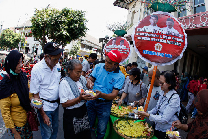 Terlihat para pedagang dan pengunjung pasar sangat antusias mengikuti acara tersebut. Kegiatan itu digelar untuk mendoakan pasangan Joko Widodo (Jokowi) - KH Ma'ruf Amin yang akan dilantik sebagai Presiden dan Wapres periode 2019-2024 pada Minggu, 20 Oktober 2019 mendatang. Antara Foto/Maulana Surya