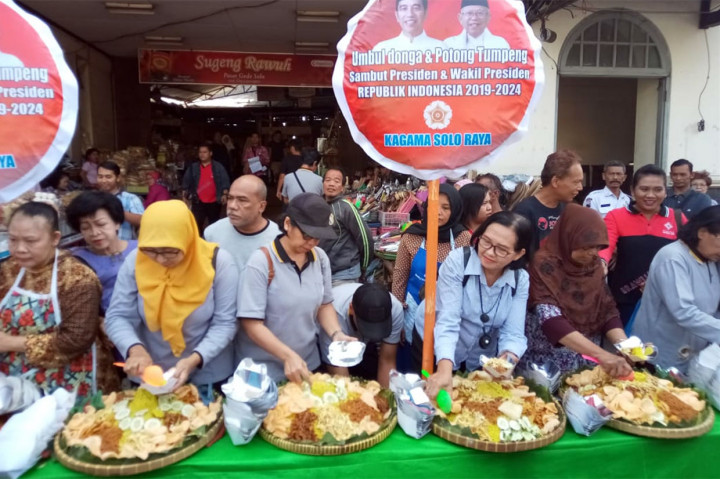 Keluarga Alumnus Universitas Gadjah Mada (Kagama) Soloraya menggelar syukuran dan potong nasi tumpeng di Pasar Gede Solo, Jawa Tengah, Kamis, 17 Oktober 2019. MI/Widjajadi