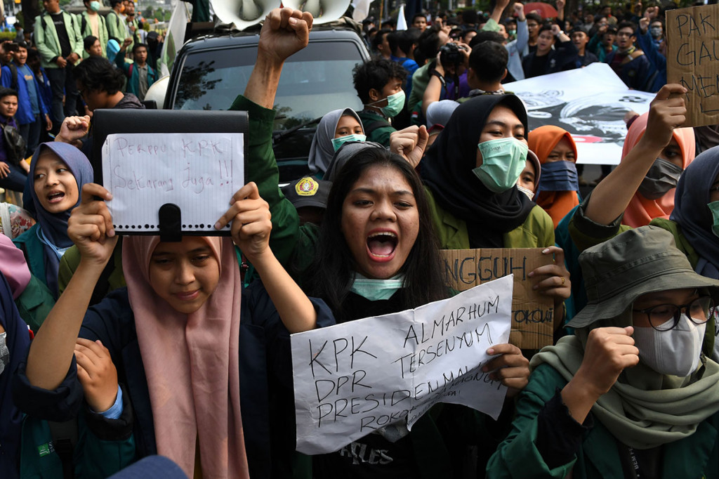 Sejumlah mahasiswa berunjuk rasa di Jalan Merdeka Barat, Jakarta.