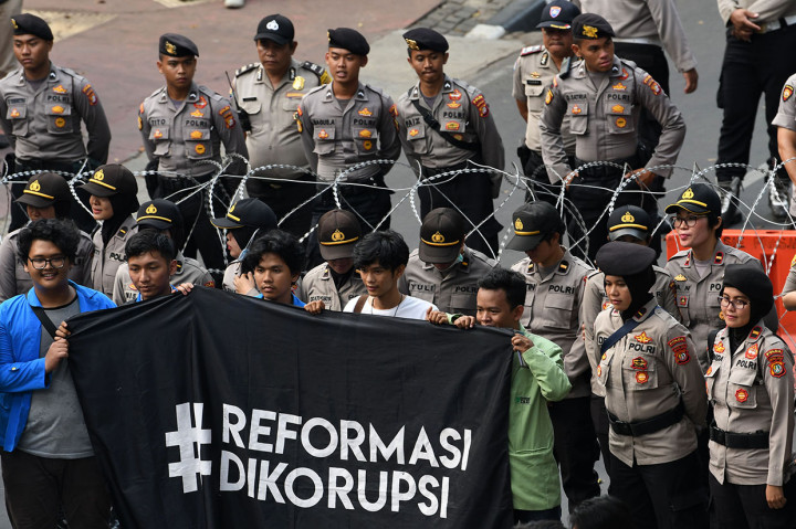 Massa pengunjuk rasa menuntut Presiden Joko Widodo mengeluarkan Perppu terkait Undang-undang KPK